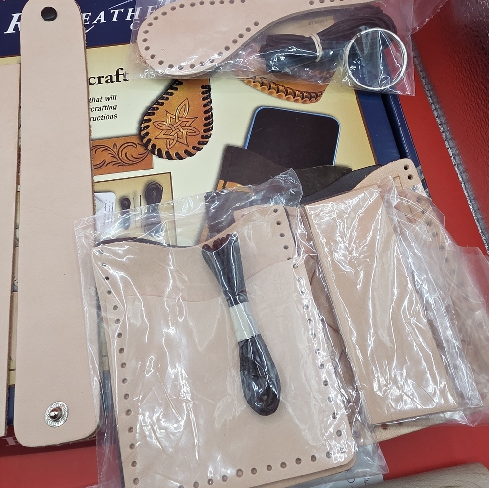 Realeather Crafts Explore Leathercraft Kit-not complete - Picture 4 of 5